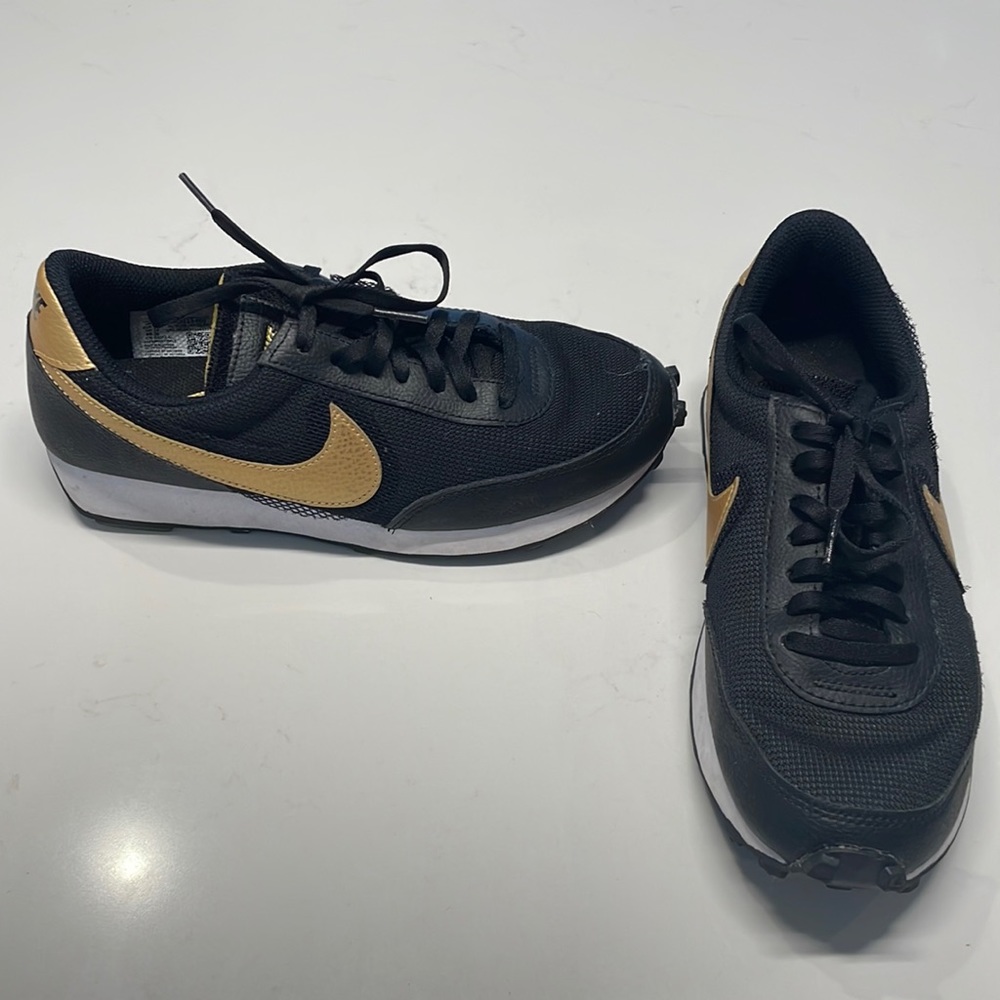 Nike Daybreak black metallic gold size 7